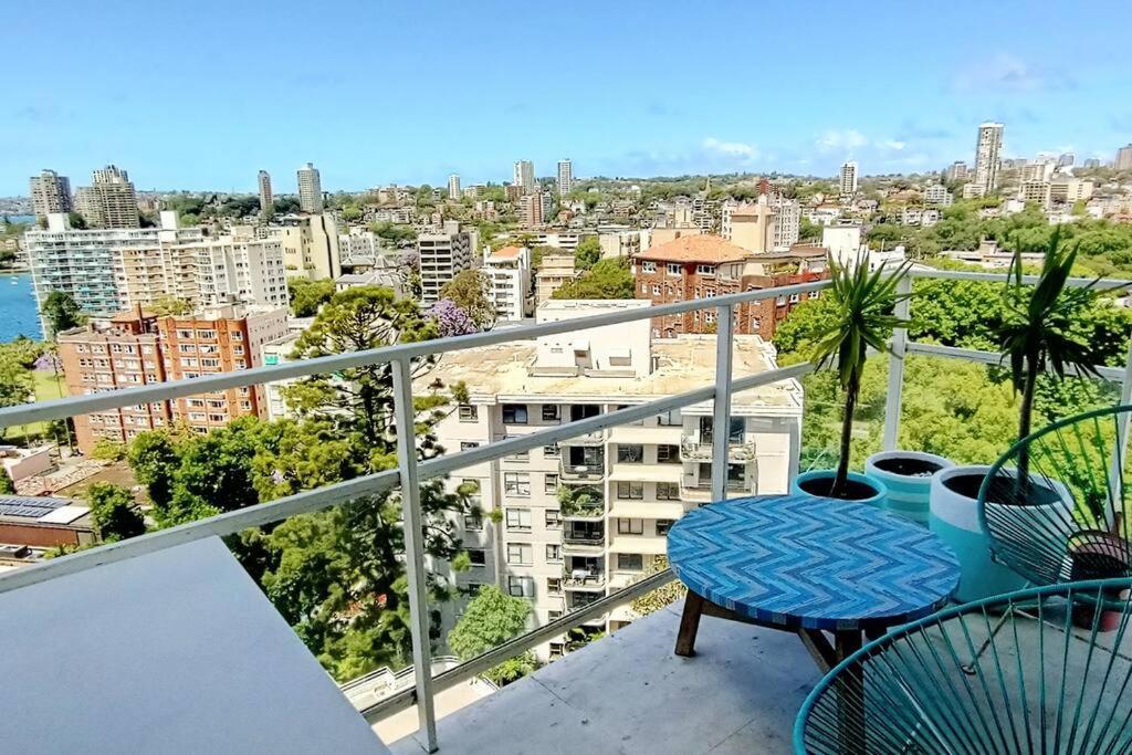 Expansive Harbour Views Apartment