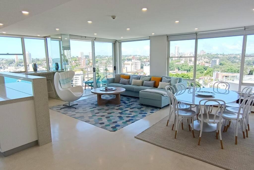Expansive Harbour Views Apartment *
